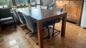 Degelijke tafel beschikbaar voor biedingen