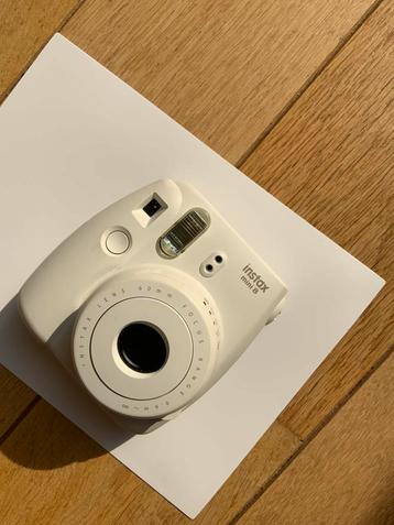 Instax mini 8 disponible aux enchères