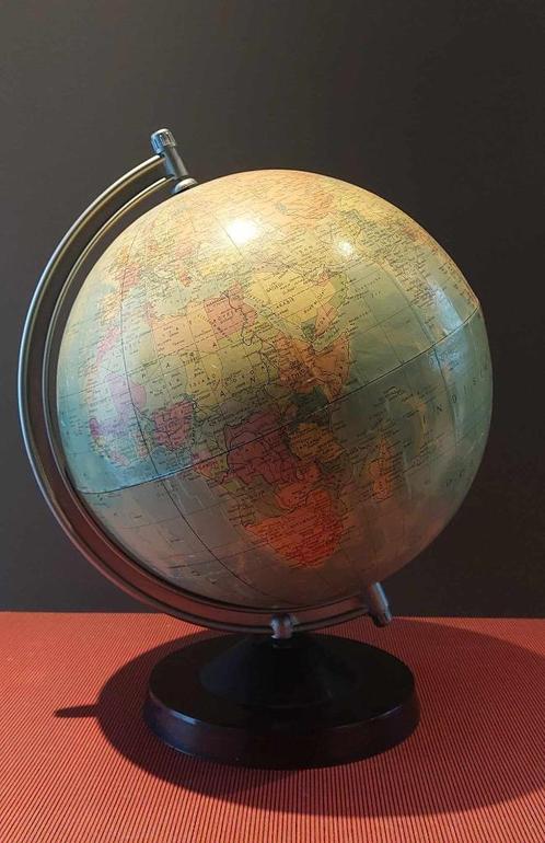 Ancien globe mappemonde Räth datant de 1978, Antiquités & Art, Antiquités | Cartes scolaires, Enlèvement ou Envoi