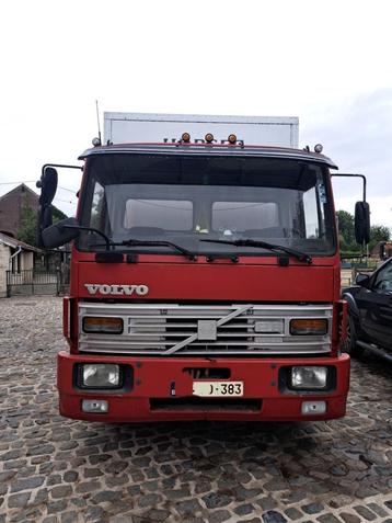 paardenvrachtwagen 4-paarden met zadelkamer en weinig km! beschikbaar voor biedingen