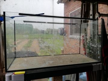 Aquarium met toebehoren beschikbaar voor biedingen