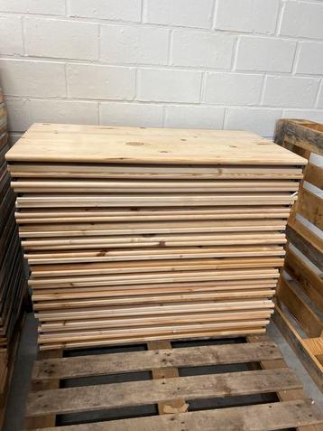 Houten planken beschikbaar voor biedingen