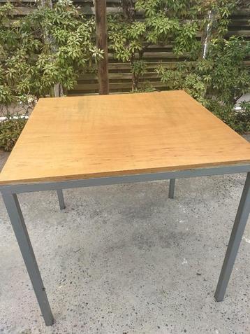 tafeltje 80x80 beschikbaar voor biedingen