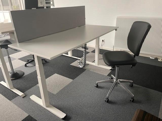 Elektrisch bureautafel, Huis en Inrichting, Bureaus, Zo goed als nieuw, Elektrisch, In hoogte verstelbaar, Ophalen