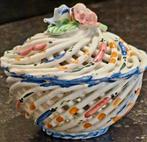 Jolie Bonbonnière Ancienne (Barbotine en faïence), Antiquités & Art, Enlèvement ou Envoi