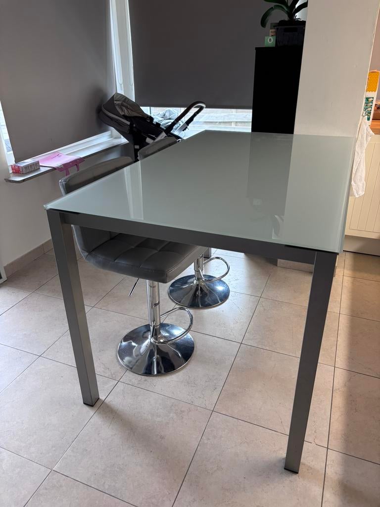 Hoge tafel met glasblad en 2 verstelbare barstoelen., Huis en Inrichting, Tafels | Eettafels, Ophalen, 100 tot 150 cm, 50 tot 100 cm