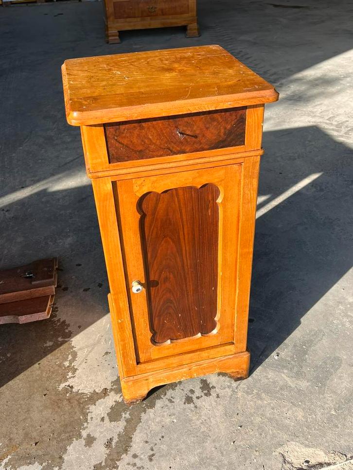 Table de chevet vintage en bois massif – style rustique, Antiquités & Art, Antiquités | Meubles | Armoires, Enlèvement