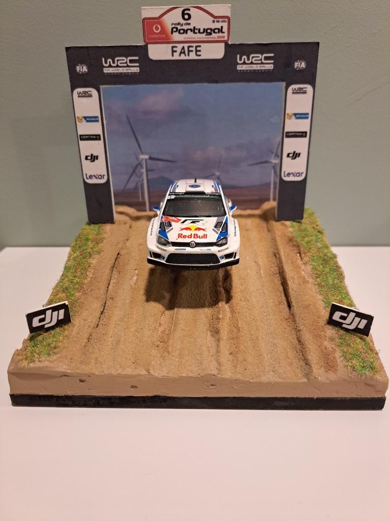 1:43 Diorama du Rallye du Portugal VW Polo R WRC, Enlèvement ou Envoi, Comme neuf, Voiture, Autres marques