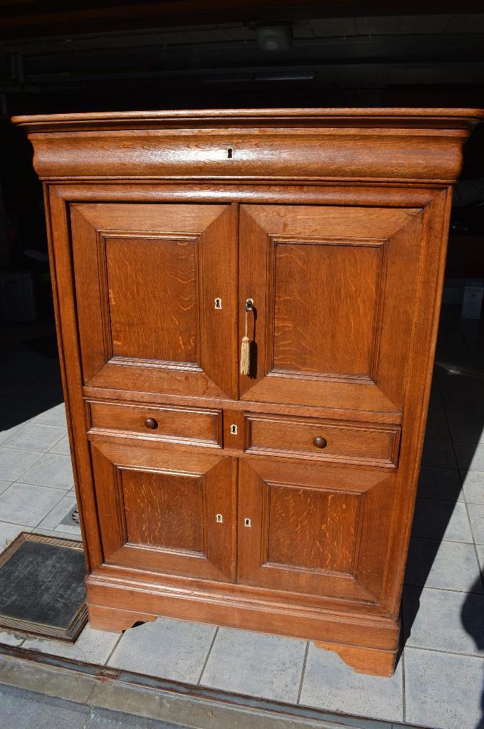Louis Philppe chiffonnière, Antiquités & Art, Antiquités | Meubles | Armoires, Enlèvement