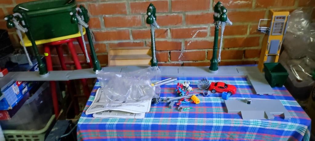 Décor. et figurines spiderman complet