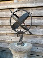 zonnewijzer in brons op betonnen sokkel, Ophalen, Gebruikt