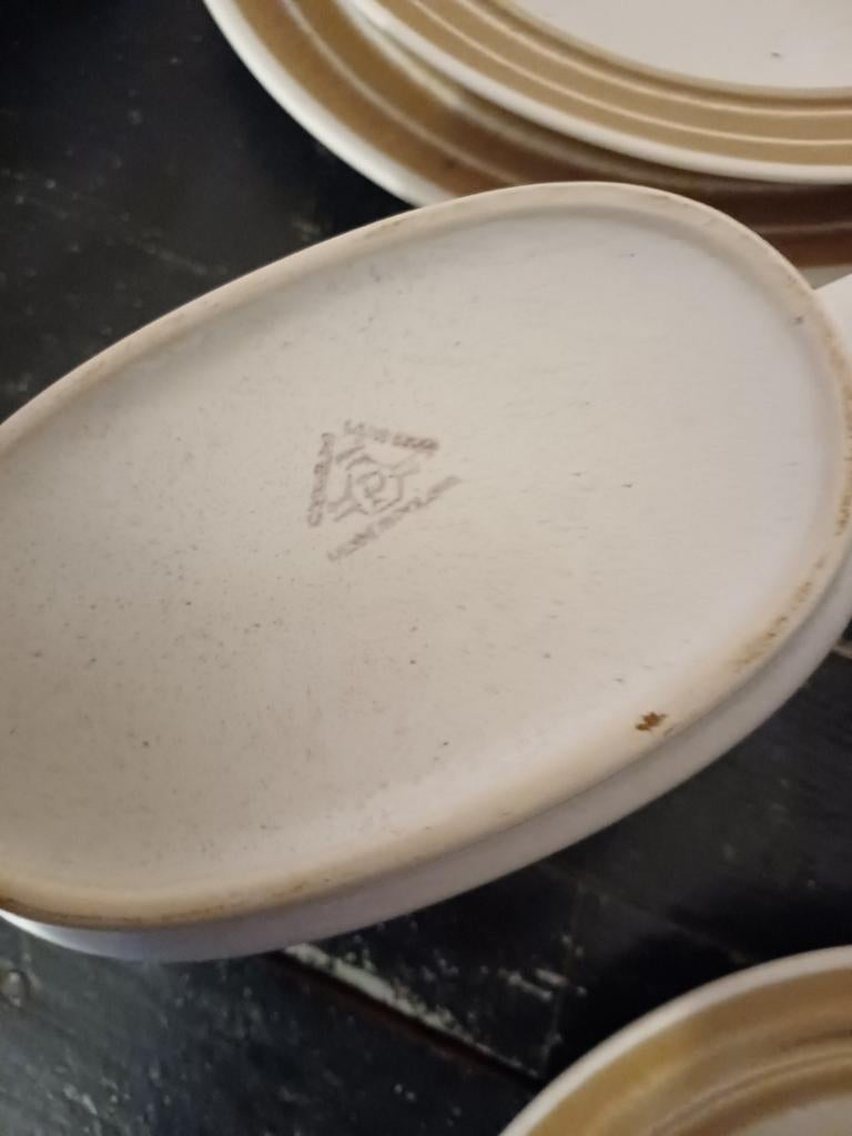 Eet en koffiesevies in beige kleur, Ophalen