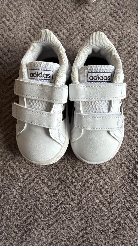 Basket blanc marque adidas, Enfants & Bébés, Enlèvement, Comme neuf, Garçon