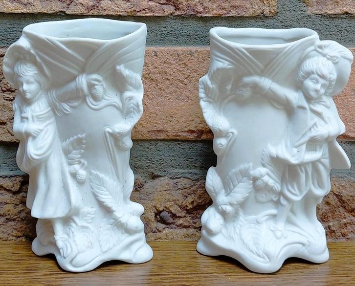 2 bisquit bijeenhorende siervaasjes - Samen verkocht, Antiek en Kunst, Antiek | Porselein, Ophalen of Verzenden