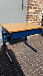Oude lessenaar/ schoolbank . Blauw , ijzeren onderstel ., Huis en Inrichting, Ophalen, Gebruikt, Bureau