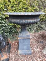 GRANDE VASQUE EN FONTE PATINEE SUR SOCLE, Enlèvement, Utilisé