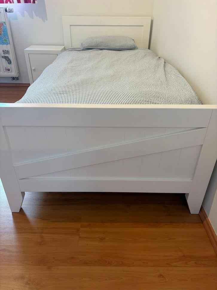 Eenpersoonbed met nachtkastje, Huis en Inrichting, Slaapkamer | Bedden, Zo goed als nieuw, Hout, Ophalen