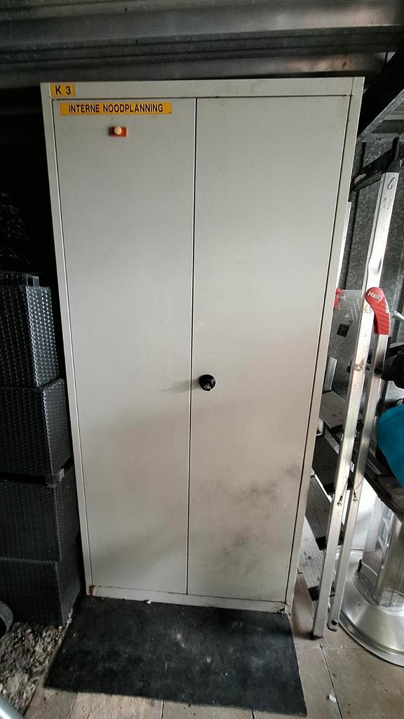 Moet weg wegens verhuis ‼️grijze metalen archiefkast, Huis en Inrichting, Kasten | Roldeurkasten en Archiefkasten, Ophalen
