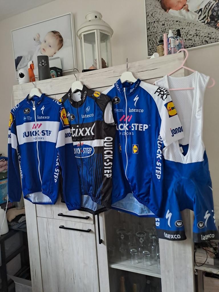 Hele koers tenueset maat L 4., Ophalen