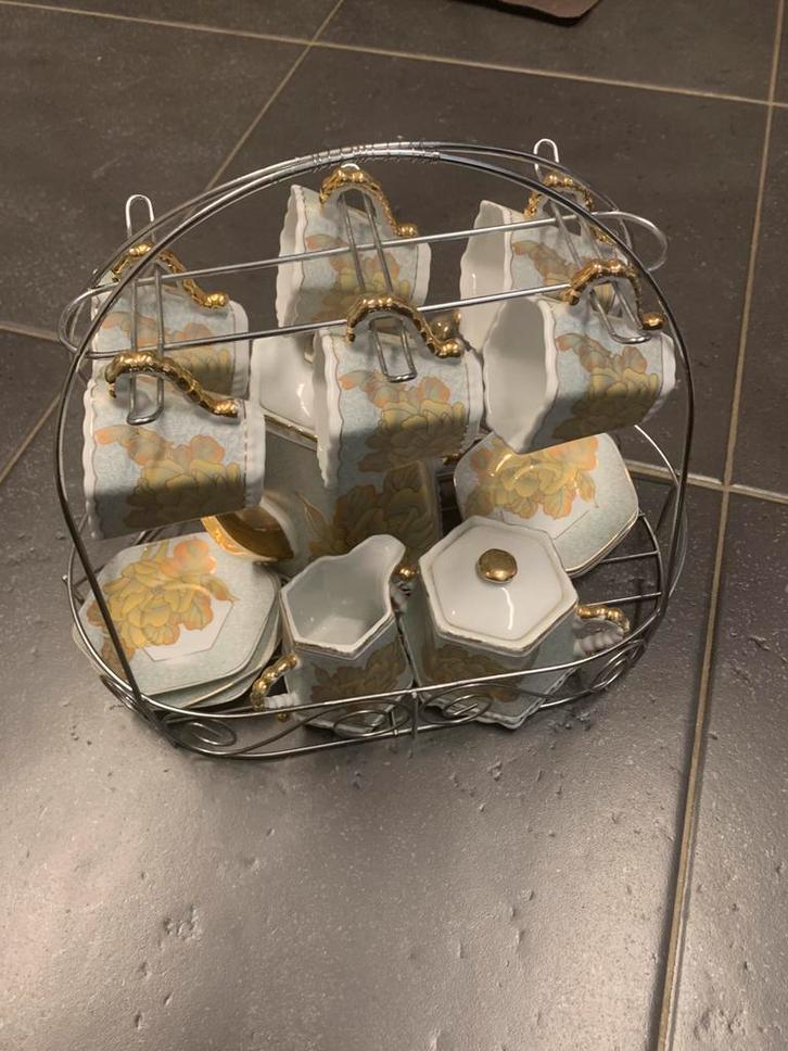 Vaisselle ancienne Set. Avec dispositif de rangement en fer, Maison & Meubles, Accessoires pour la Maison | Plataux & Paniers