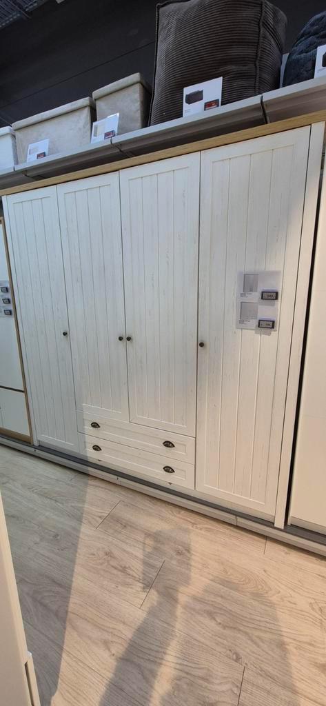 Zeer stevige 4 deurskleerkast met 2 lades, Huis en Inrichting, Kasten | Roldeurkasten en Archiefkasten, Ophalen