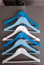 Houten kleerhangers kind blauw/wit, Ophalen, Zo goed als nieuw