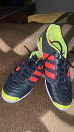 Chaussures football M45 Adidas noir/rouge à semelle blanche, Enlèvement, Comme neuf, Adidas