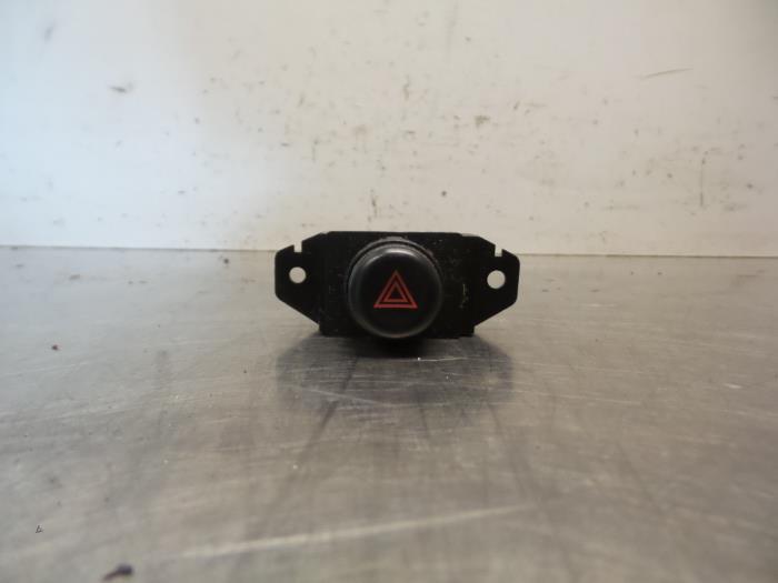 Commutateur éclairage d'urgence d'un Mitsubishi Colt (Colt, Autos : Pièces & Accessoires, Tableau de bord & Interrupteurs, Mitsubishi