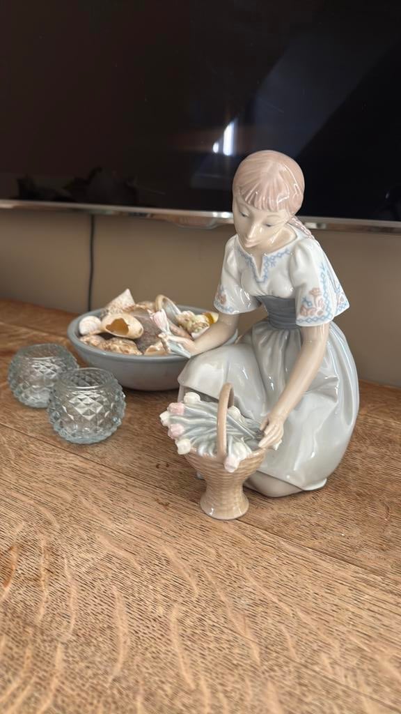 Girl with Tulips:meisje met tulpenmand van Lladró, Ophalen
