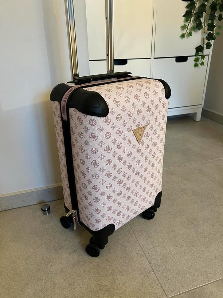 Valise GUESS, Bijoux, Sacs & Beauté, Valises, Comme neuf, Poignée extensible, Roulettes, Enlèvement