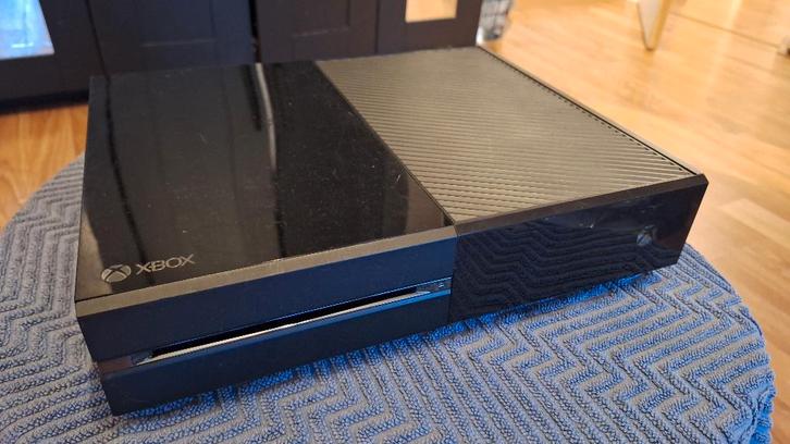 Xbox One + controller + Skyrim en Dishonored 2, Games en Spelcomputers, Spelcomputers | Xbox One, Gebruikt, Xbox One, 500 GB, Met 1 controller