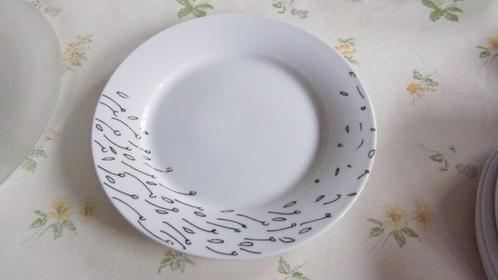 Plat Bord - merk Young, Huis en Inrichting, Keuken | Servies, Nieuw, Bord(en), Porselein, Ophalen of Verzenden