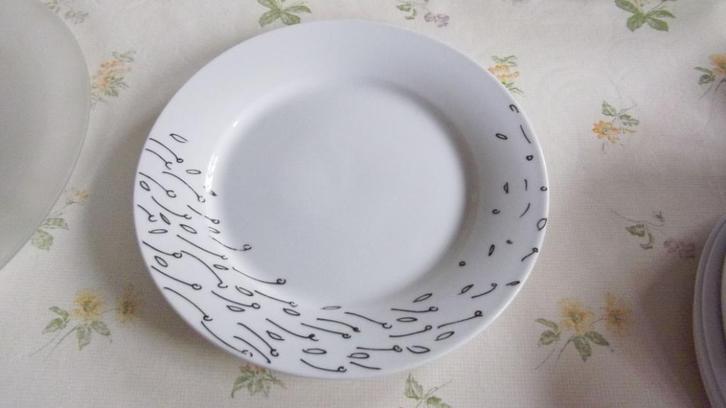 Plat Bord - merk Young, Huis en Inrichting, Keuken | Servies, Nieuw, Bord(en), Porselein, Ophalen of Verzenden