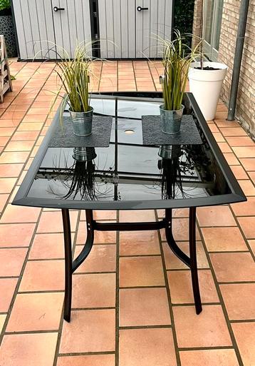 Table de jardin en métal noir et verre trempé disponible aux enchères