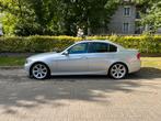 BMW E90 325i lage kmstand, Auto's, BMW, Automaat, 4 deurs, Achterwielaandrijving, Zwart