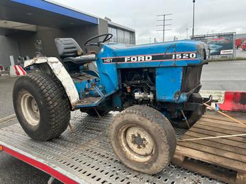 Lot 4 tracteurs Ford 1520 diesel 22cv