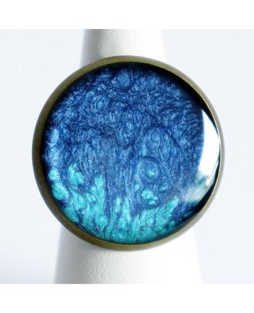 Bague turquoise et bleue en peinture nacrée, Neuf, Bleu, 20 ou plus grands, Enlèvement ou Envoi