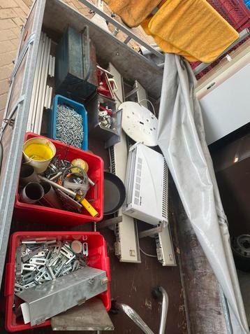 Oude metalen beschikbaar voor biedingen