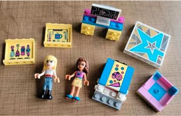 Lego Friends: 2 figuurtjes + bouwblokjes beschikbaar voor biedingen