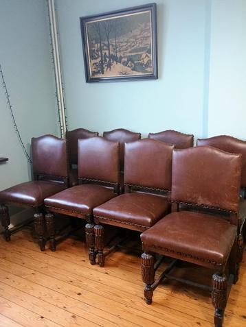 8 chaises de château anciennes en cuir