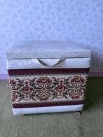 Poef met borduursel, Ophalen, Gebruikt, Stof, 50 tot 75 cm