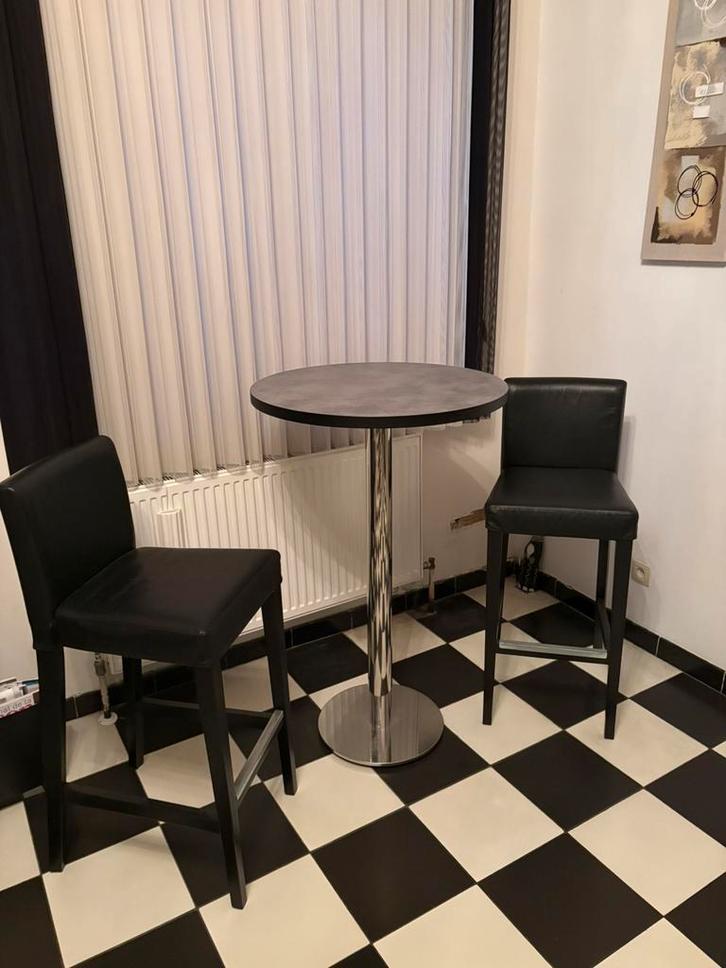 Table haute petit déjeuner/bar + deux chaise haites noires, Huis en Inrichting, Tafels | Statafels, Zo goed als nieuw, Ophalen