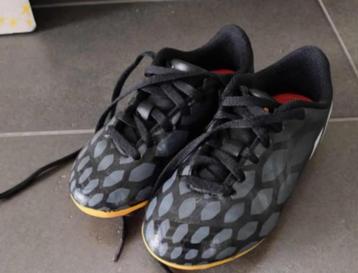 Voetbalschoenen Adidas - Maat 29. Prima staat beschikbaar voor biedingen
