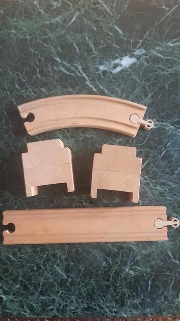 Elementen van houten trein beschikbaar voor biedingen