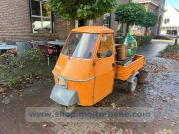 Décoration : tricycle Piaggio Ape 50 Tuktuk Food Truck Vespa disponible aux enchères