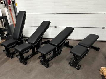4 Technogym Pure Strength Adjustable Bench , Fitness Bankjes beschikbaar voor biedingen