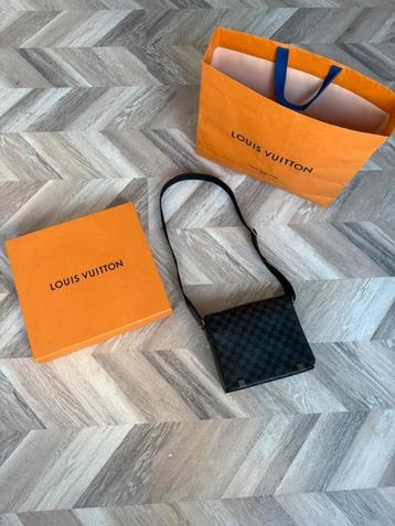 Louis vuitton schoudertas  district pm  beschikbaar voor biedingen