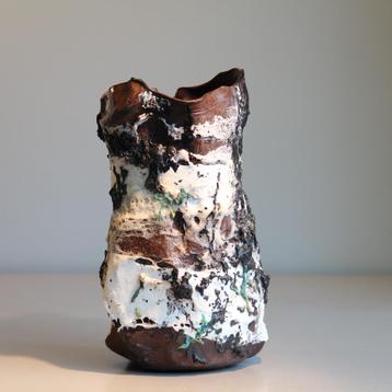 Vase brun biologique de l'artiste recycleur Way