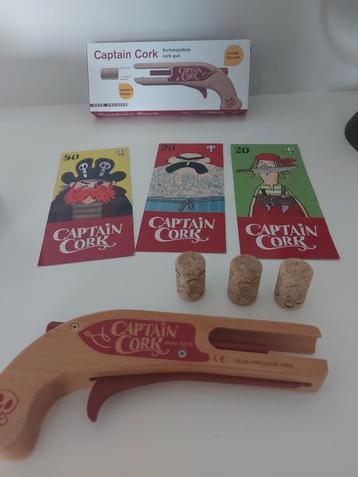 Pistolet de pirate en bois Captain Cork avec 3 bouchons. disponible aux enchères