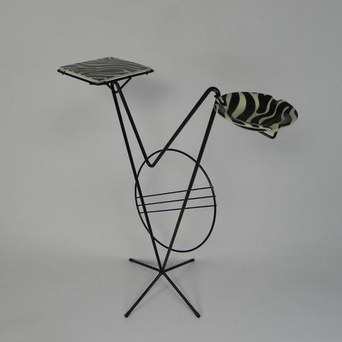 Fifties bijzettafeltje met krantenrek en COGEBI ORNAMIN onde, Antiek en Kunst, Antiek | Meubels | Tafels, Verzenden